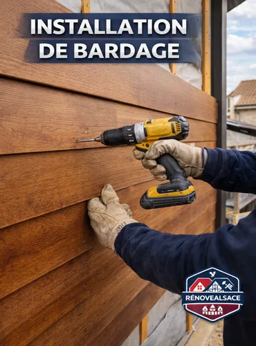 Artisan installant un bardage extérieur sur une façade de maison dans le Haut-Rhin
